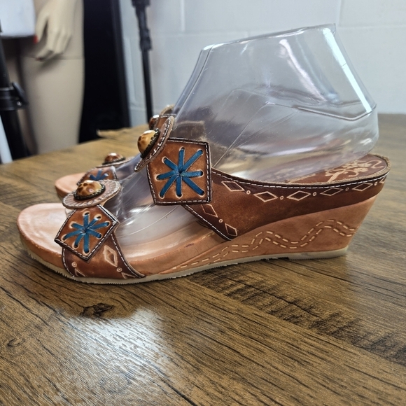 L'Artiste By Spring Step Sesame Wedge Tooled Hand Painted Leather Sandals - Picture 8 of 12